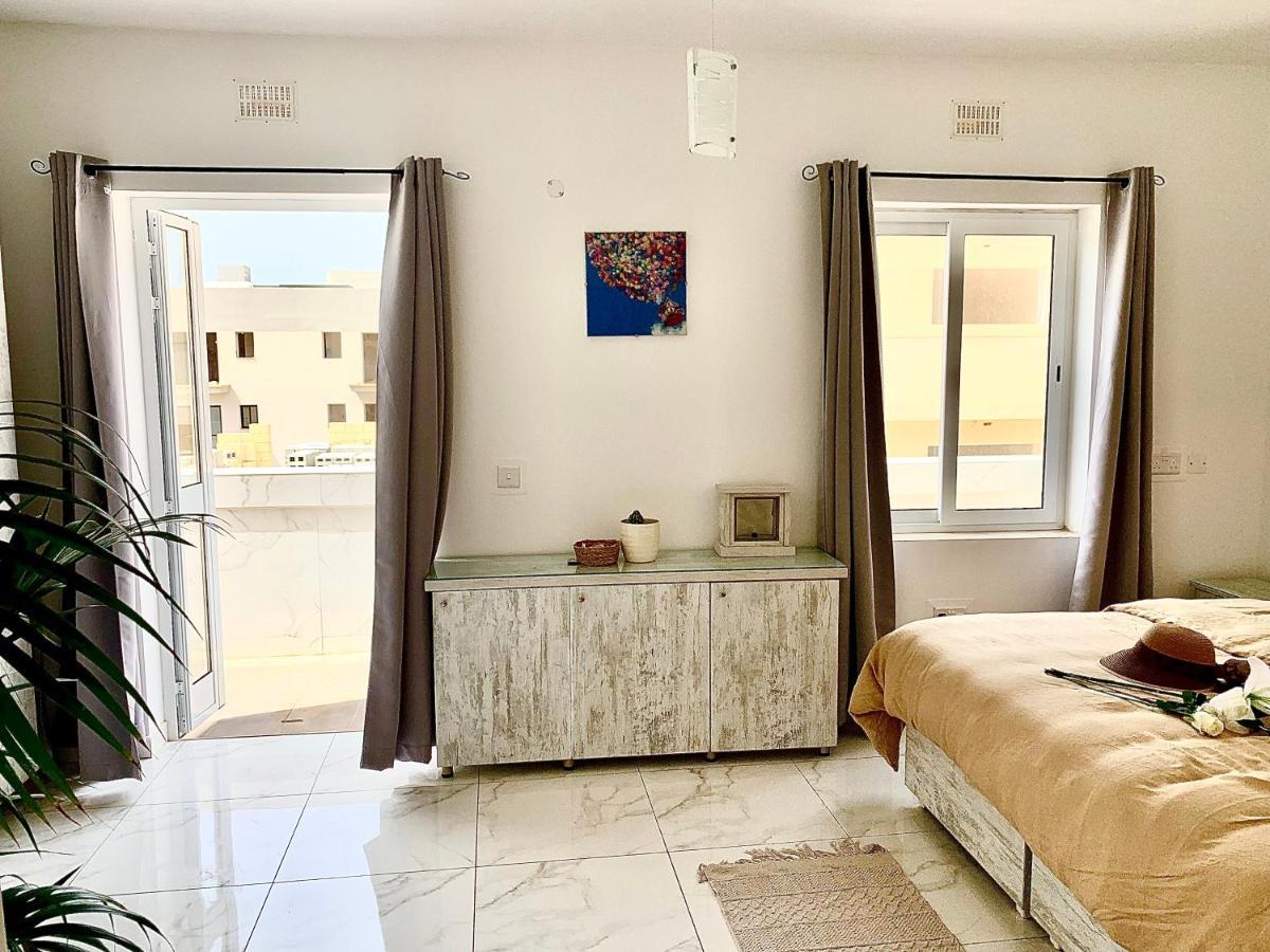 Private Bedroom With Balcony In A Shared Apartment At The Bay Of Xlendi Luaran gambar